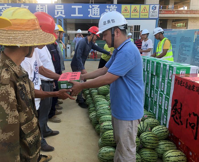 發(fā)放清涼物資。盧瑞陽(yáng) 攝.JPG